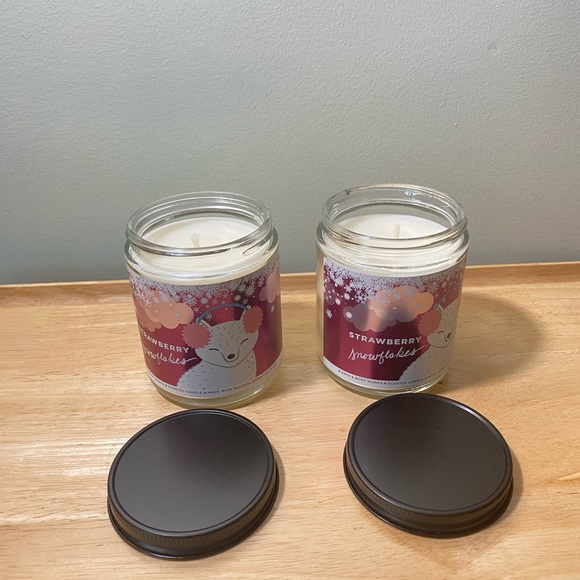 Bath & Body Works Strawberry Snowflakes Single Wick Candles-Essential oil 2022 - Picture 2 of 4